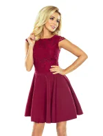 Rozšířené šaty s krajkou v bordó barvě model 5488747 - numoco Rozšířené šaty s krajkou v bordó barvě model 5488747 - numoco