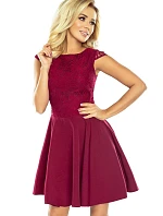 Rozšírené šaty s čipkou v bordovej farbe model 5488747