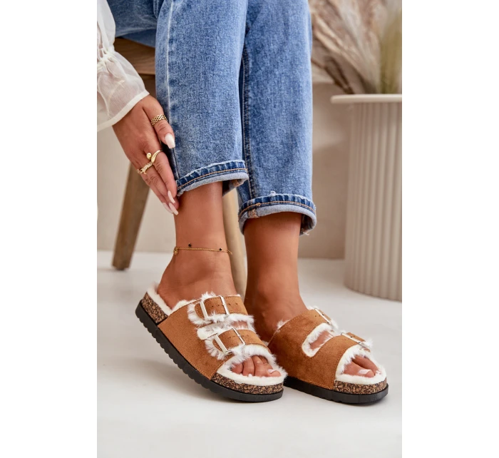 Dámské Pantofle S Přezkami A Kožíškem Camel model 21670224 - Boto Dámské Pantofle S Přezkami A Kožíškem Camel model 21670224 - Boto