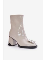 Lakované Dámské Boty Na Podpatku S Dekorací model 21675875 Světle Šedé D&A - S.Barski Lakované Dámské Boty Na Podpatku S Dekorací model 21675875 Světle Šedé D&A - S.Barski