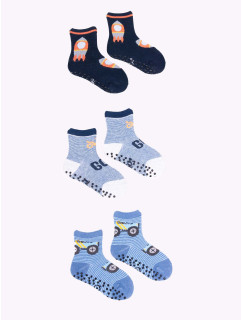 Yoclub Chlapčenské bavlnené ponožky proti pošmyknutiu s ABS vzorom Farby 3-pack SKA-0109C-AA3A-004 Viacfarebné