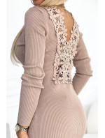 Pohodlné svetrové šaty s čipkou na chrbte - cappuccino