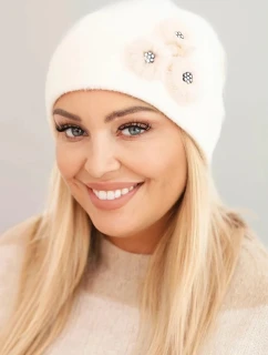 Dámska čiapka s ozdobnými chlpatými kvetmi elegantná ecru