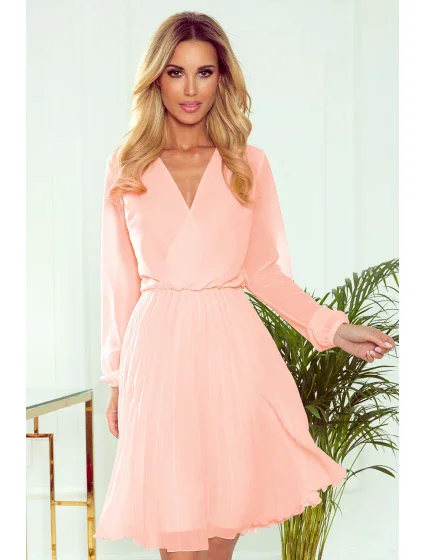 ISABELLE - Plisované dámske šaty v broskyňovej farbe s dekoltom a dlhými rukávmi 313-2 ISABELLE - Plisované dámske šaty v broskyňovej farbe s dekoltom a dlhými rukávmi 313-2