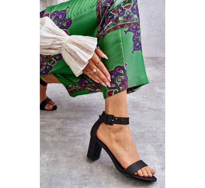 Lesklé sandály na podpatku Černé model 21608002 - Boto Lesklé sandály na podpatku Černé model 21608002 - Boto