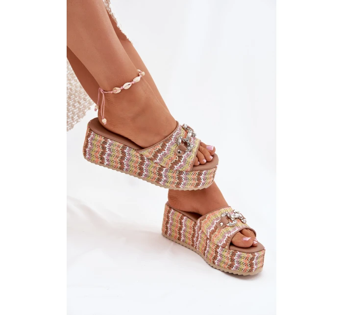 Klapki Damskie Na Koturnie Z Plecionką I Ozdobą Multikolor Isolene Klapki Damskie Na Koturnie Z Plecionką I Ozdobą Multikolor Isolene