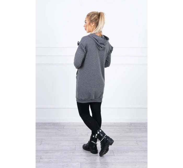 Šaty s ozdobnými volánky a kapucí v grafitové barvě