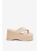 Dámské Pantofle Na Klínu A Platformě Béžové model 21688186 - Boto Dámské Pantofle Na Klínu A Platformě Béžové model 21688186 - Boto