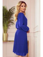 ISABELLE Dámské plisované šaty v chrpové barvě s dekoltem a dlouhými rukávy model 9038138 - numoco ISABELLE Dámské plisované šaty v chrpové barvě s dekoltem a dlouhými rukávy model 9038138 - numoco