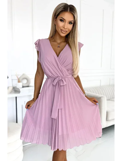 Dámské plisované šaty ve špinavě růžové barvě s výstřihem a volánky model 18526723 - numoco Dámské plisované šaty ve špinavě růžové barvě s výstřihem a volánky model 18526723 - numoco