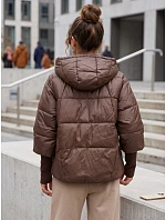 Krótka kurtka damska pikowana z kapturem brązowa model 22341011 - FashionStreet