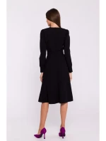 model 20503140 Rozšířené šaty s páskem černé - STYLOVE model 20503140 Rozšířené šaty s páskem černé - STYLOVE