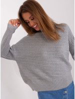 Šedý asymetrický sveter s vrkočmi