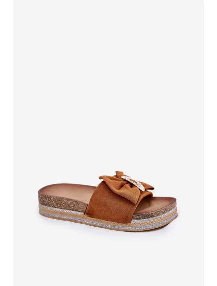 Klapki Damskie Na Platformie Z Kokardką I Ozdobną Broszką Camel Lenela Klapki Damskie Na Platformie Z Kokardką I Ozdobną Broszką Camel Lenela