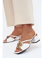 Kožené dámské sandály na podpatku s květinou bílé Catva