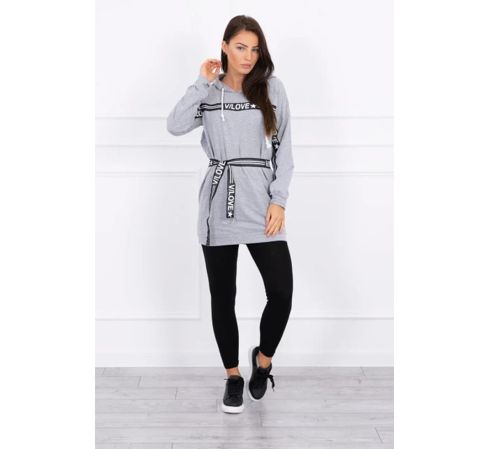 Šaty zdobené stuhou s nápisom šedá