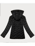 Černá dámská prošívaná plus size bunda s kapucí model 21023036 - J.STYLE Černá dámská prošívaná plus size bunda s kapucí model 21023036 - J.STYLE