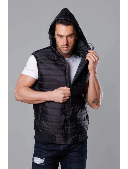 Černá pánská vesta s kapucí model 18344809 - J.STYLE Černá pánská vesta s kapucí model 18344809 - J.STYLE