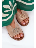 Dámské Sandály S Dekorací Na Plochém Podpatku Eko Semišové Béžové model 21685721 - Boto Dámské Sandály S Dekorací Na Plochém Podpatku Eko Semišové Béžové model 21685721 - Boto