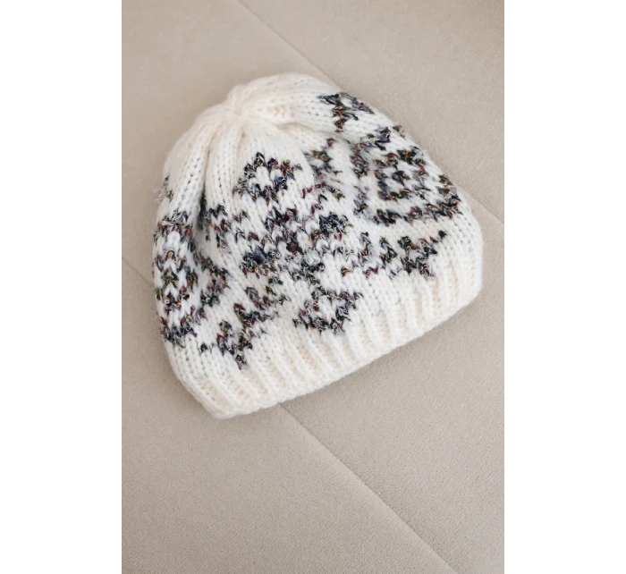 Dámska zimná čiapka s farebnými vzormi a hrubým úpletom K353 white+graphite