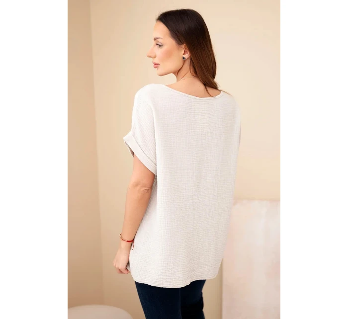 Mušelínová blúzka s náhrdelníkom béžová