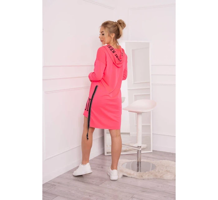 Šaty s kapucí a potiskem růžové neonové Šaty s kapucí a potiskem růžové neonové