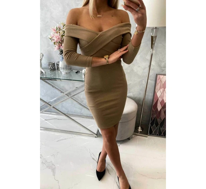 Přiléhavé šaty s výstřihem do V camel