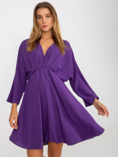 Tmavo fialové splývavé šaty s výrezom od Zayna