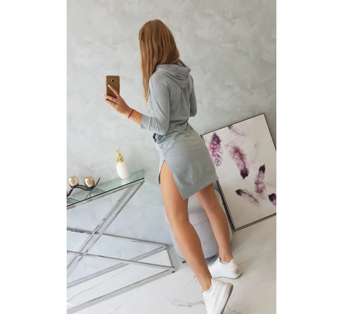 Šaty s dlhším chrbtom a farebnou potlačou šedej farby Šaty s dlhším chrbtom a farebnou potlačou šedej farby