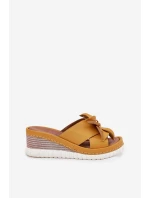 Skórzane Klapki Damskie Na Koturnie Z Ozdobnym Kwiatem Artiker 52C0504 Żółte