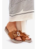 Klapki Damskie Na Platformie Z Kokardką I Ozdobną Broszką Camel Lenela Klapki Damskie Na Platformie Z Kokardką I Ozdobną Broszką Camel Lenela