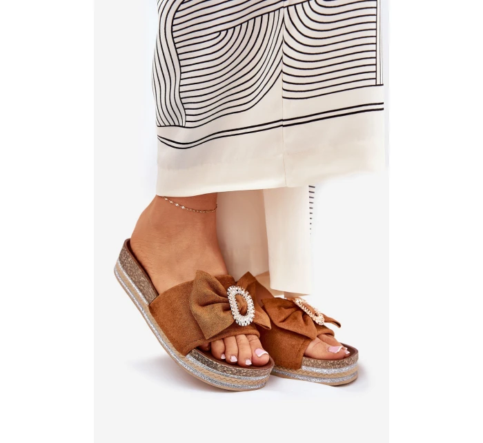 Klapki Damskie Na Platformie Z Kokardką I Ozdobną Broszką Camel Lenela Klapki Damskie Na Platformie Z Kokardką I Ozdobną Broszką Camel Lenela