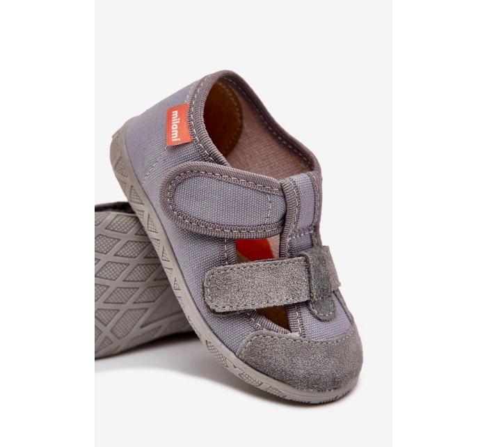 Dětské pantofle na suchý zip šedé model 21705429 - Milami
