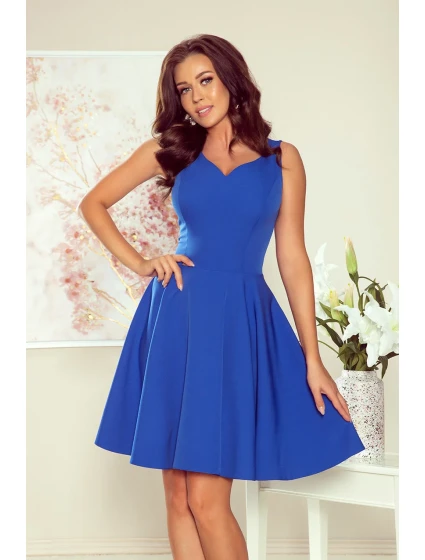 Rozšírené dámske šaty v Chrpová farbe s výstrihom v tvare srdca model 7718529 Rozšírené dámske šaty v Chrpová farbe s výstrihom v tvare srdca model 7718529