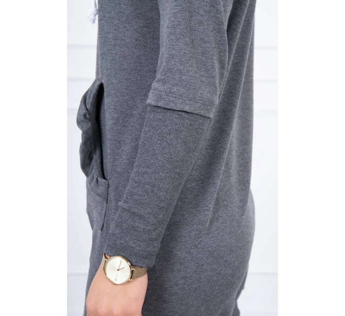 Šaty s ozdobnými volánky a kapucí v grafitové barvě