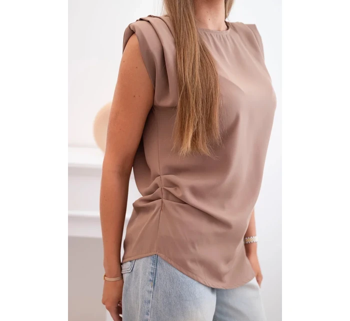 Elegantná dámska blúzka s volánikmi a asymetrickým strihom camel