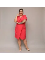 Dámske skladané obálkové šaty v koralovej farbe s dĺžkou po kolená (743)