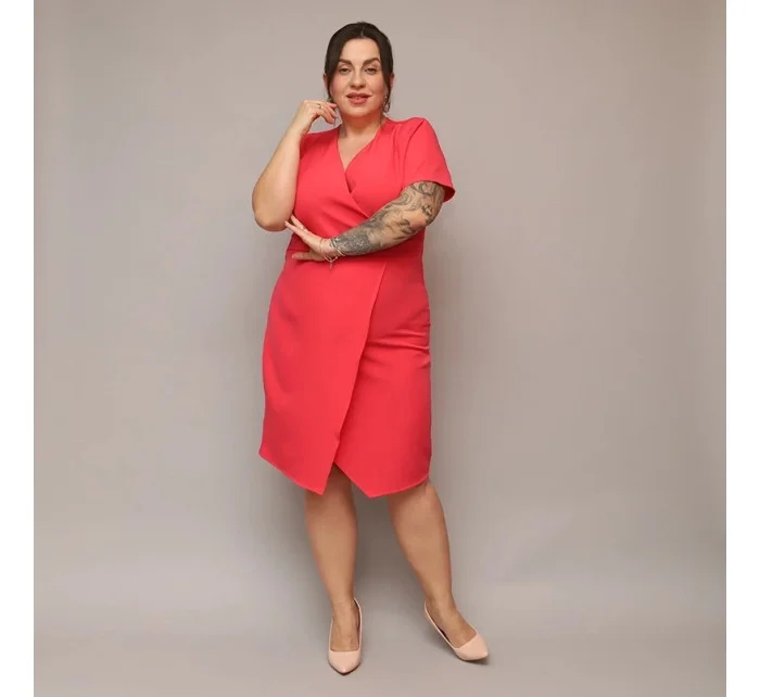Dámske skladané obálkové šaty v koralovej farbe s dĺžkou po kolená (743)