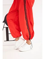 Dámská bavlněná souprava s oversized kalhotami a model 22294720 pásy červená - K-Fashion Dámská bavlněná souprava s oversized kalhotami a model 22294720 pásy červená - K-Fashion