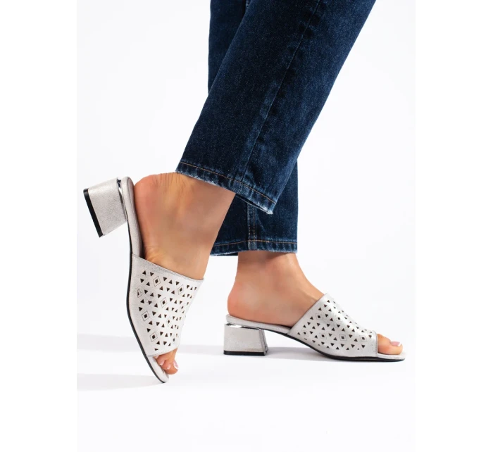 Luxusné strieborné dámske papuče na širokom podpätku Luxusné strieborné dámske papuče na širokom podpätku