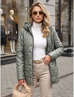 Dámská prošívaná bunda s kapucí zelená model 22547129 - FashionStreet Dámská prošívaná bunda s kapucí zelená model 22547129 - FashionStreet