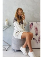 Velúrové šaty s maskovacím motívom ecru Velúrové šaty s maskovacím motívom ecru