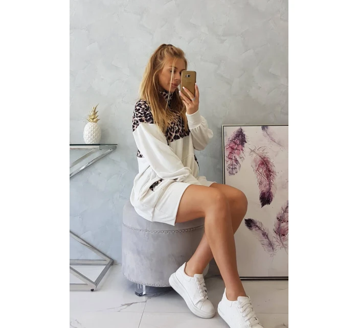 Velúrové šaty s maskovacím motívom ecru Velúrové šaty s maskovacím motívom ecru