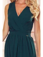 Dlouhé dámské šaty v lahvově zelené barvě s výstřihem a zavazováním model 16975447 - numoco Dlouhé dámské šaty v lahvově zelené barvě s výstřihem a zavazováním model 16975447 - numoco