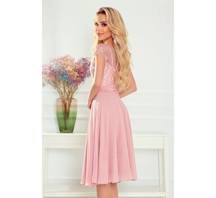 LINDA - Dámske šifónové šaty v špinavo ružovej farbe s čipkovým výstrihom 381-1