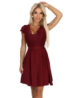 Krajkové šaty s výstřihem a sukní vínové model 21290316 - numoco