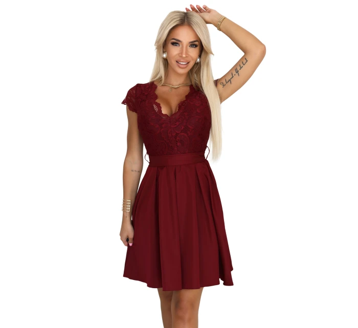 Krajkové šaty s výstřihem a sukní vínové model 21290316 - numoco