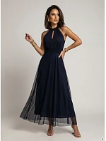 model 22210933 Elegantní maxi večerní šaty na ramínka s tylem a zavazováním v pase tmavě modré - numoco basic model 22210933 Elegantní maxi večerní šaty na ramínka s tylem a zavazováním v pase tmavě modré - numoco basic