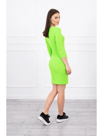 Priliehavé šaty so zeleným neónovým výstrihom