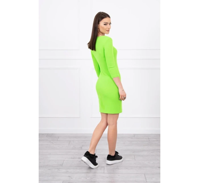 Priliehavé šaty so zeleným neónovým výstrihom